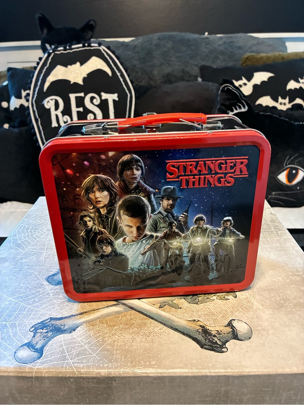 Vintage inspired Stranger Things Kids Metal Lunchbox Perfect for Purse or Makeup - Picture 4 of 12